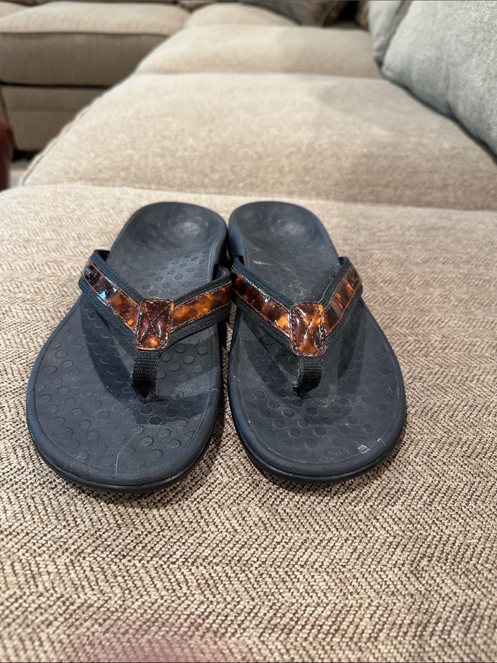 Vionic Black Flip Sandals with Tortoiseshell Strap Detail
